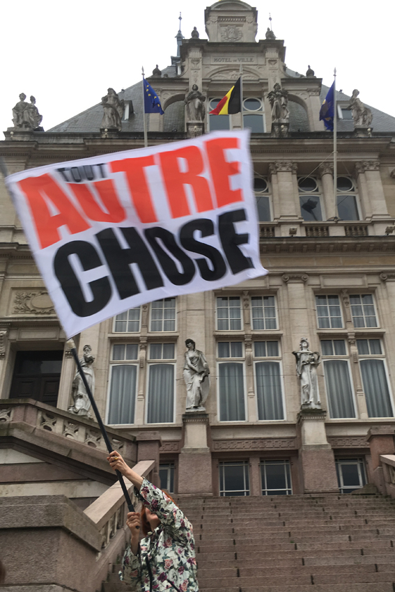 Tout Autre Chose à Saint-Gilles devant la Commune
